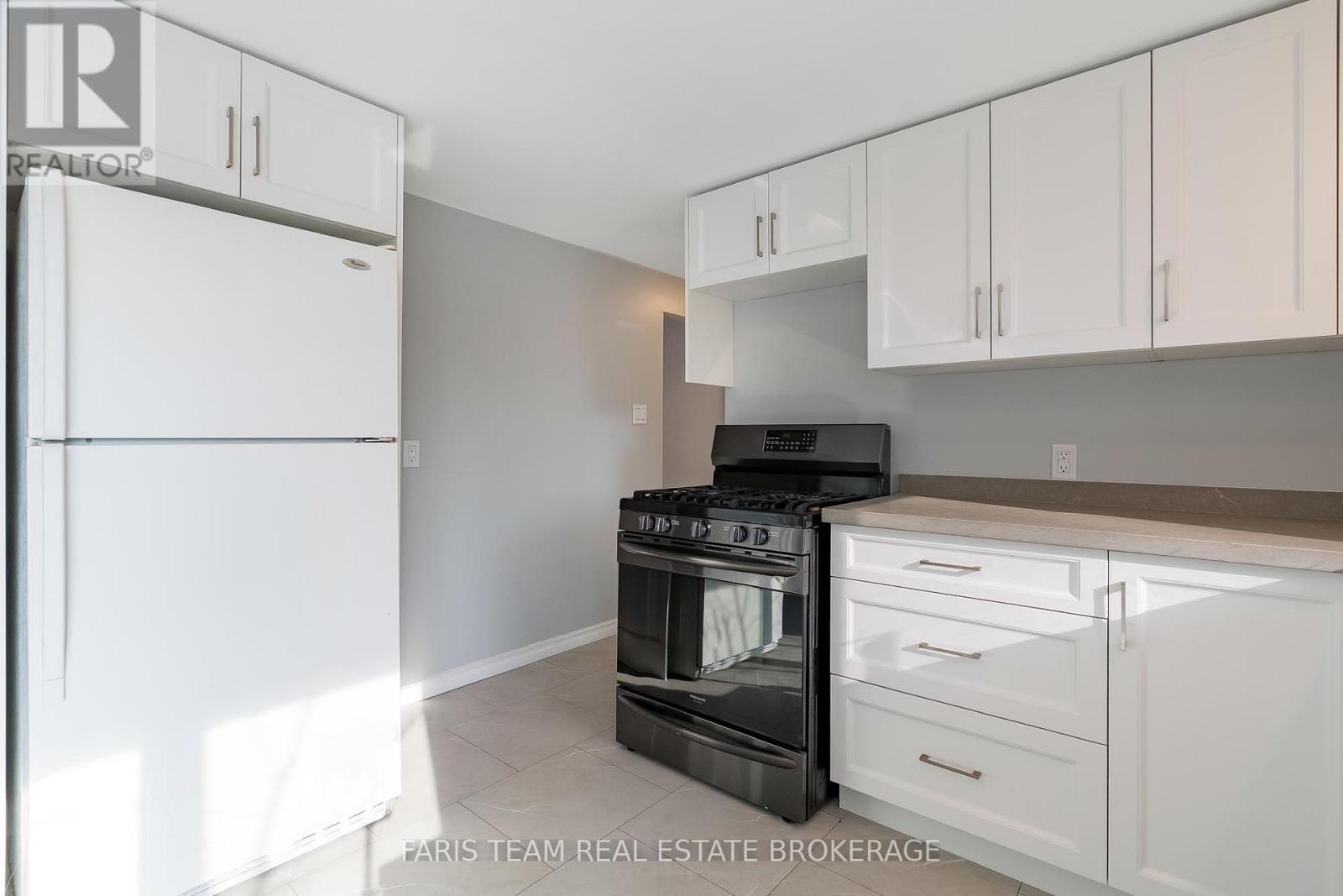 25 Ayling Reid Court, Wasaga Beach, Ontario  L9Z 2G5 - Photo 7 - S12691604