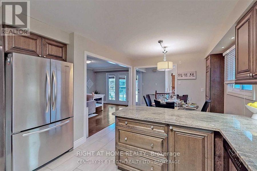 1658 Corkstone Glade N, Mississauga, Ontario  L4W 2G1 - Photo 8 - W12700244