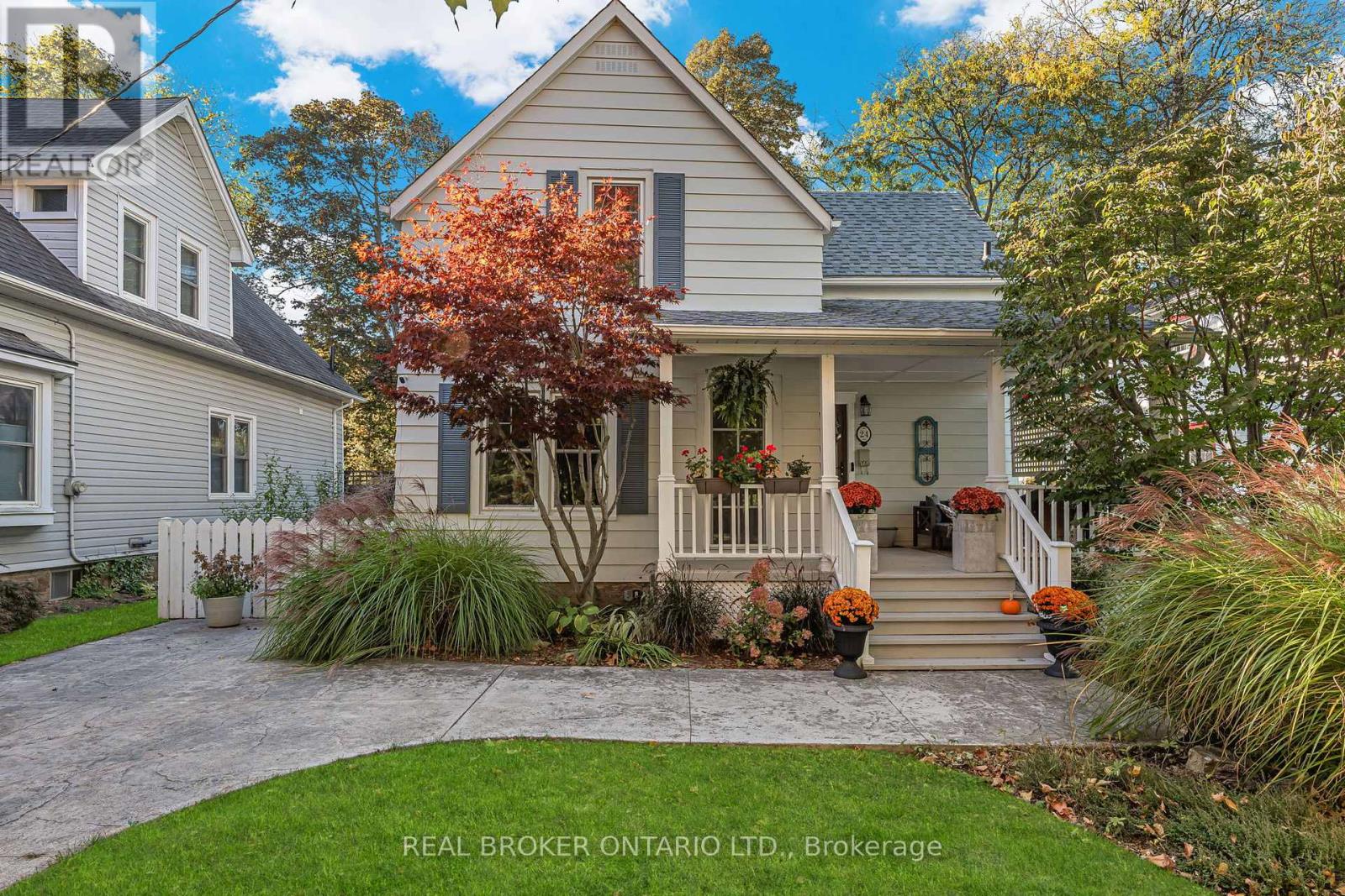 24 Robinson Street S, Grimsby, Ontario  L3M 3C4 - Photo 2 - X12700248