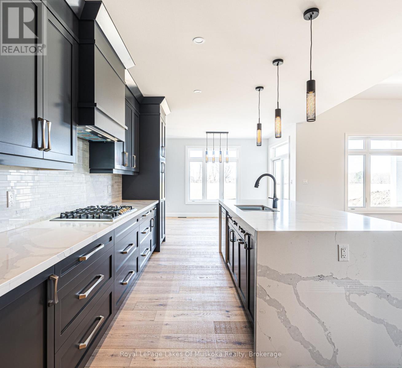 21 Henry Ball Court, Oro-Medonte (Warminister), Ontario  L0K 2G1 - Photo 4 - S12700412