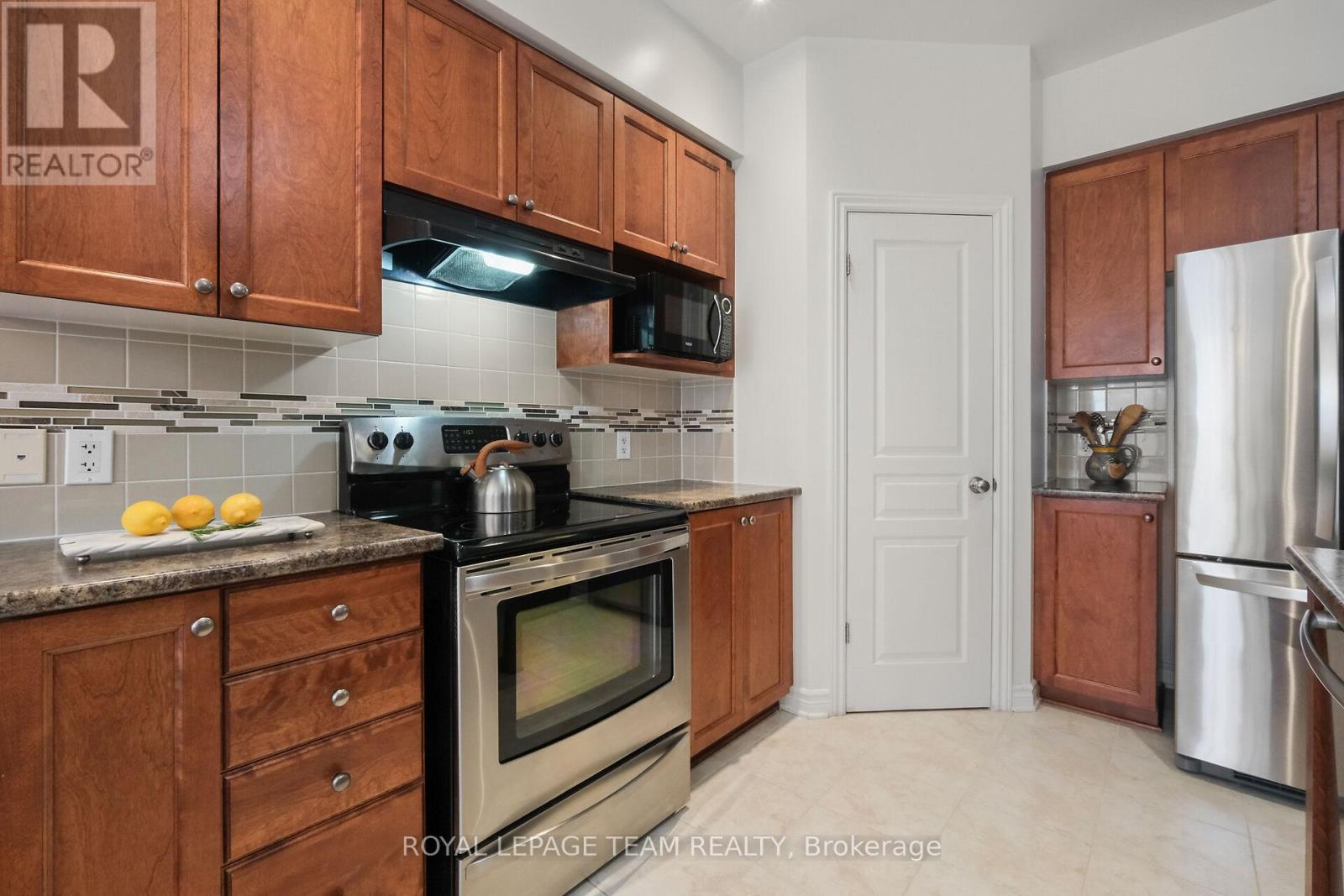 211 Butterfly Walk, Ottawa, Ontario  K1W 0G6 - Photo 17 - X12700424