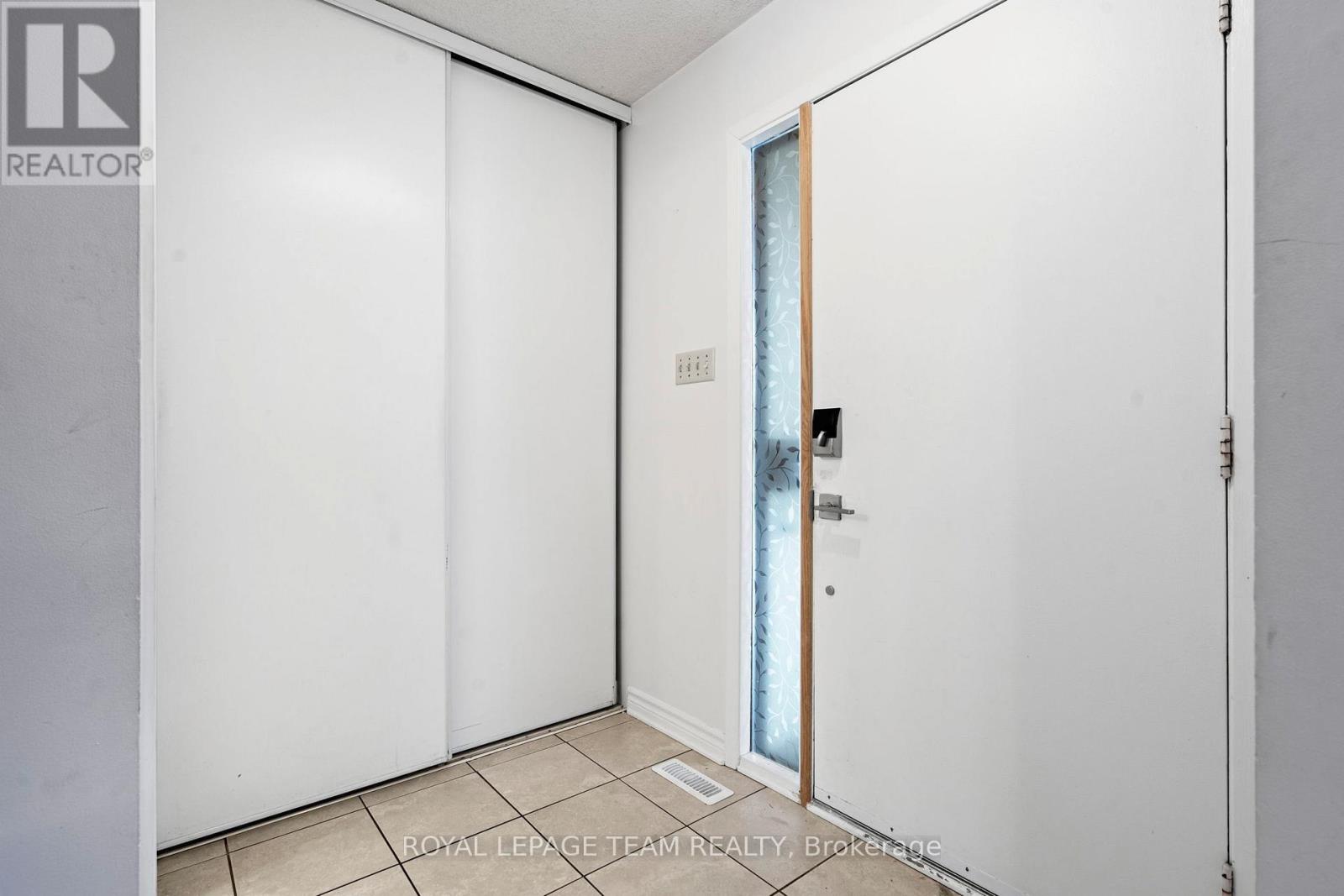 2534 Southvale Crescent, Ottawa, Ontario  K1B 5B4 - Photo 4 - X12700444