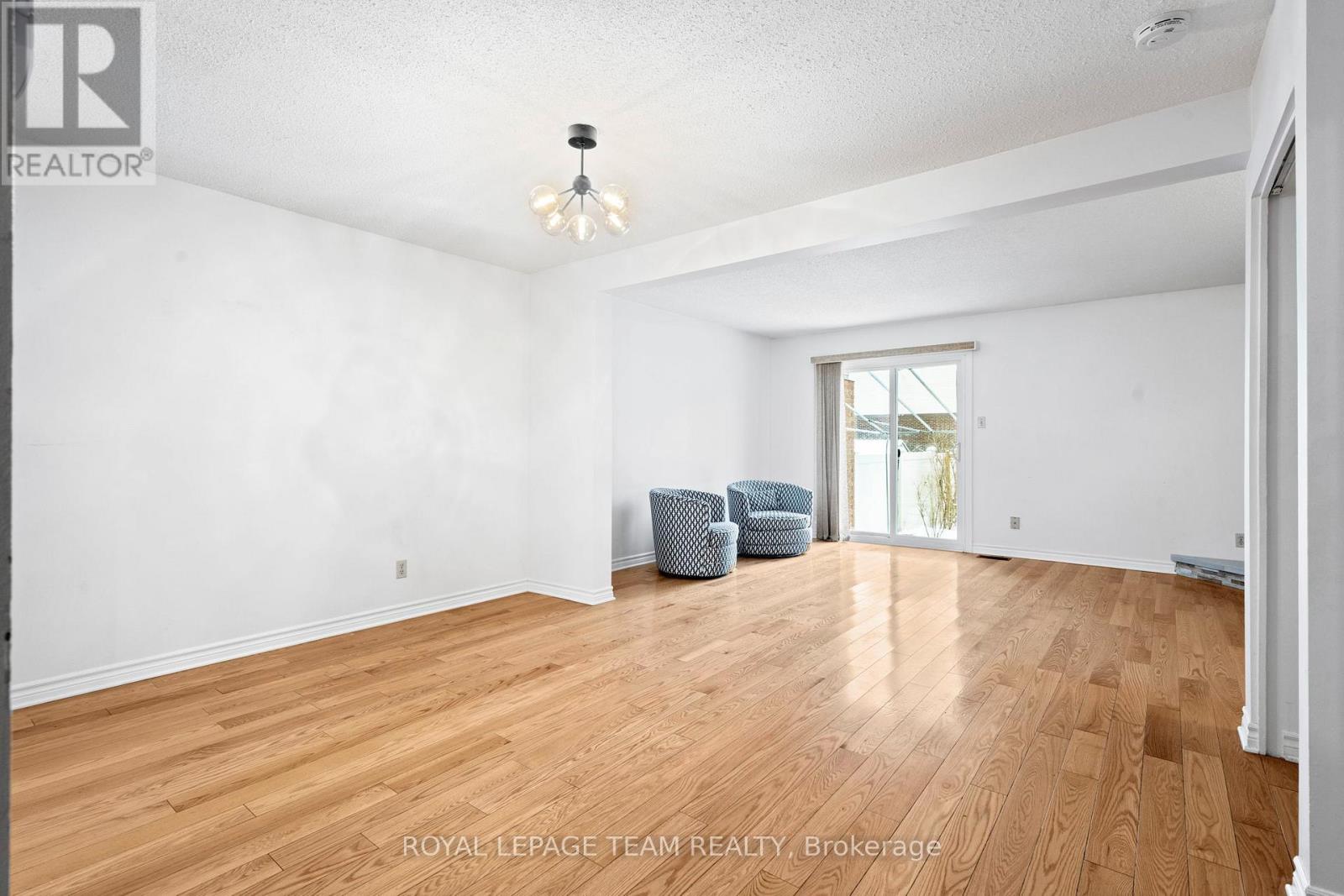 2534 Southvale Crescent, Ottawa, Ontario  K1B 5B4 - Photo 7 - X12700444