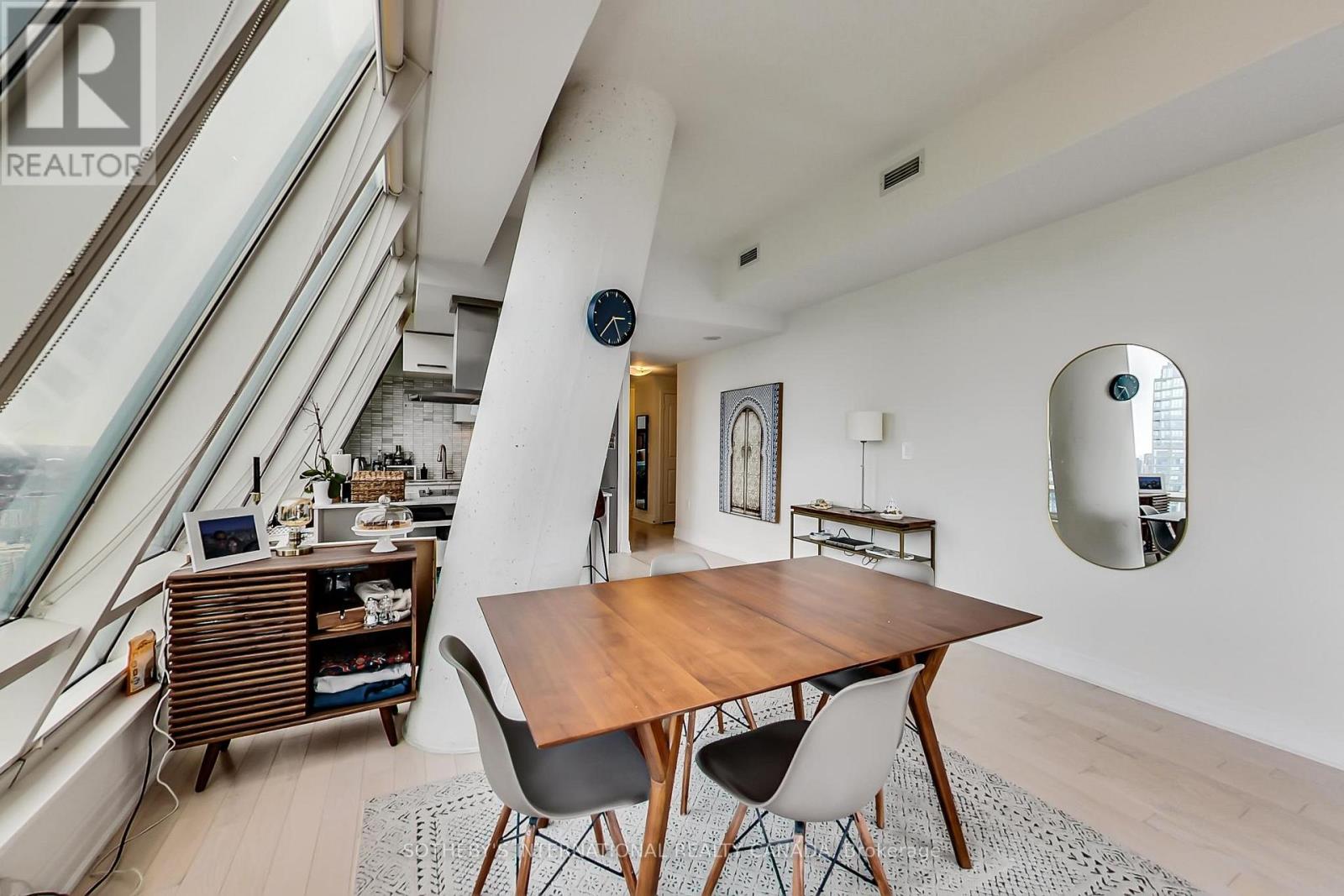 5504 - 8 The Esplanade, Toronto, Ontario  M5E 0A6 - Photo 11 - C12700282