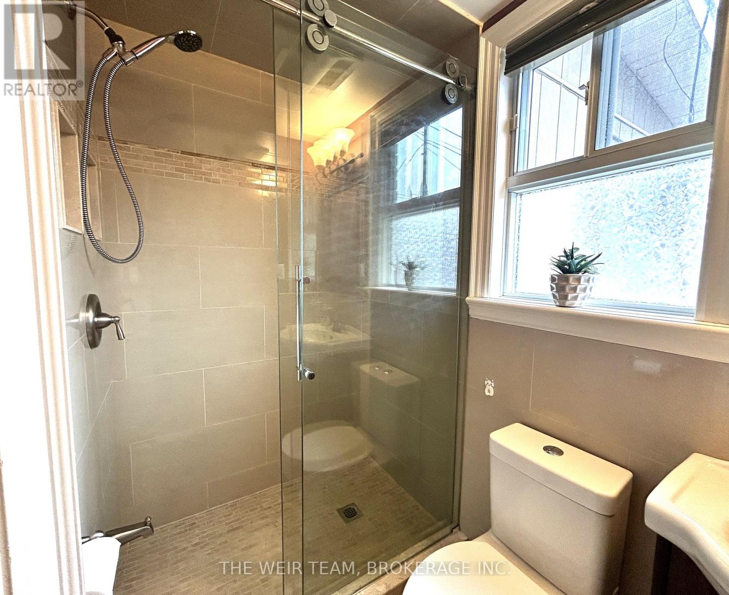 Main & 2nd Floor - 92 Highfield Road, Toronto, Ontario  M4L 2V1 - Photo 12 - E12700304