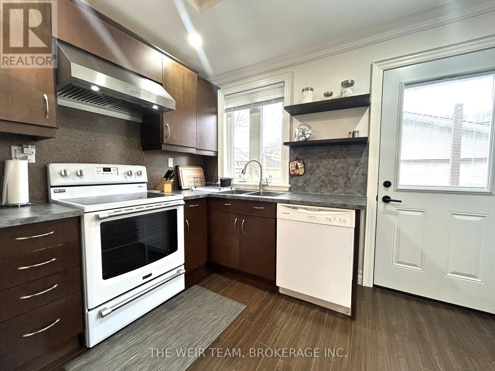 Main & 2nd Floor - 92 Highfield Road, Toronto, Ontario  M4L 2V1 - Photo 9 - E12700304