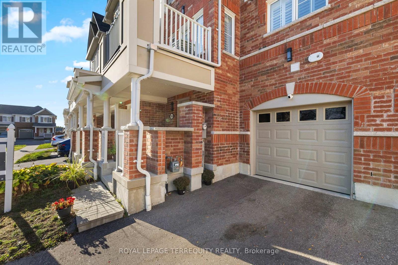 1058 Clipper Lane, Pickering, Ontario  L1X 0E9 - Photo 4 - E12700352