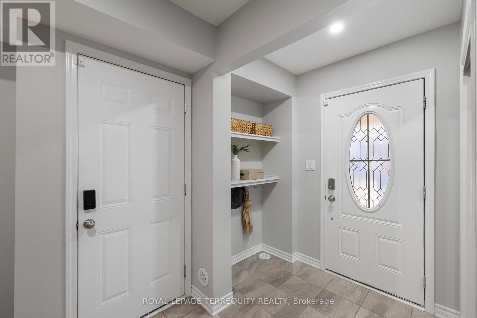 1058 Clipper Lane, Pickering, Ontario  L1X 0E9 - Photo 6 - E12700352