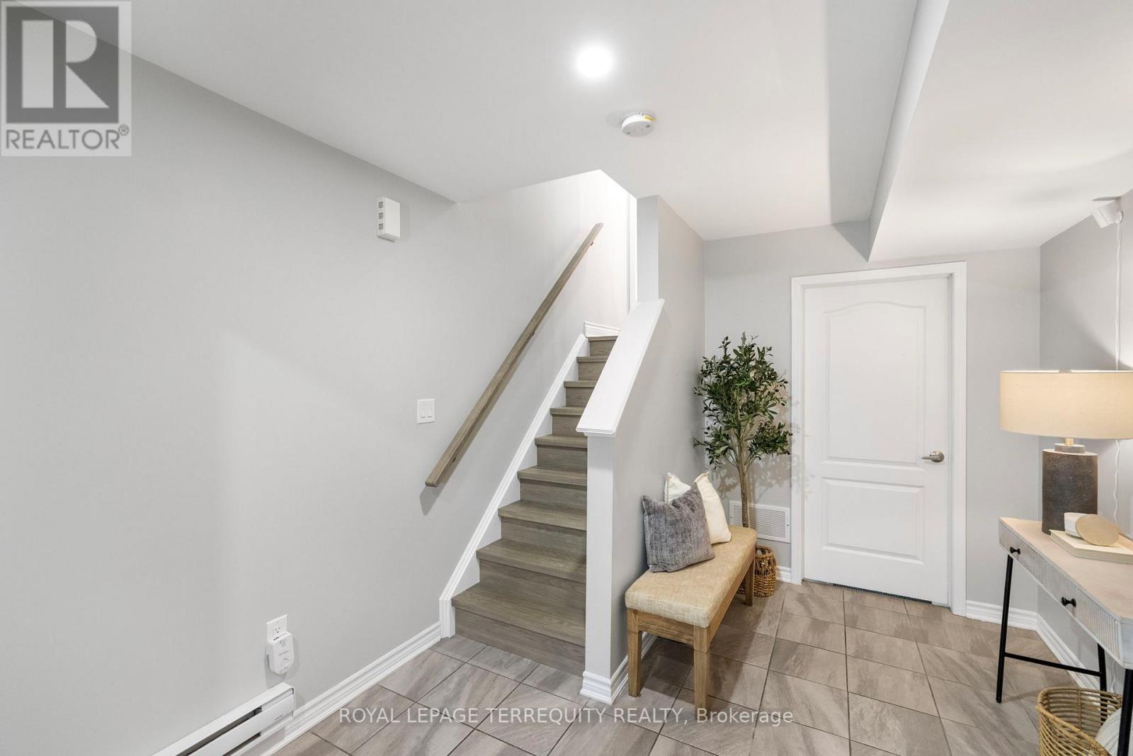 1058 Clipper Lane, Pickering, Ontario  L1X 0E9 - Photo 7 - E12700352