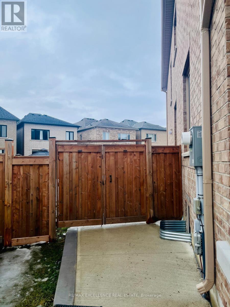 27 Bachelor Street, Brampton, Ontario  L7A 5B1 - Photo 15 - W12700290