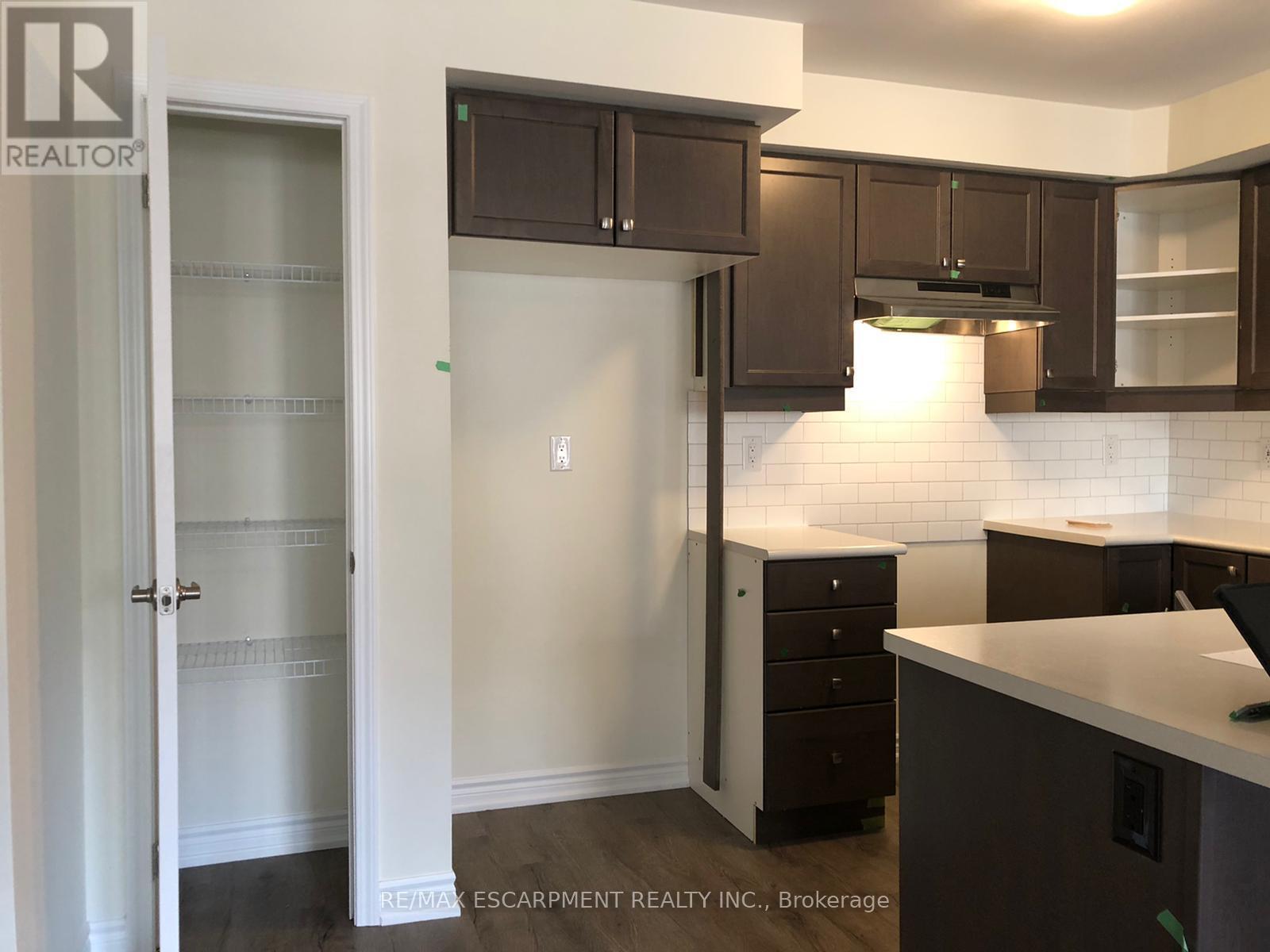 888 Cactus Point, Milton, Ontario  L9E 1R8 - Photo 4 - W12700306