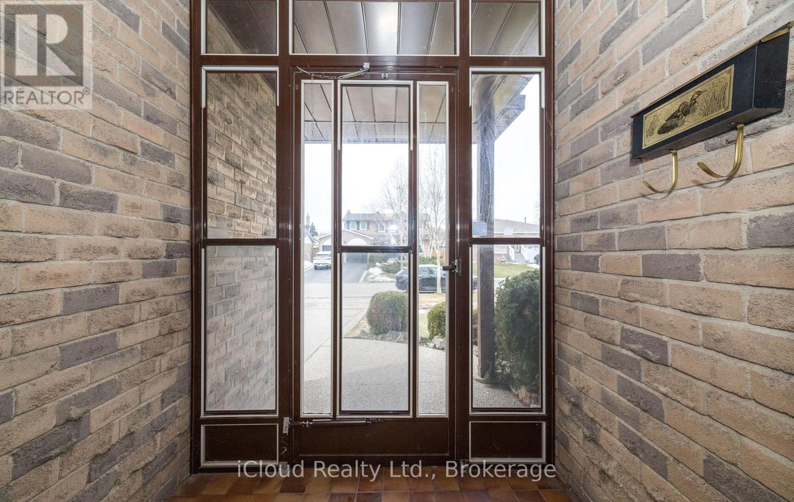 830 Syer Drive, Milton, Ontario  L9T 4E3 - Photo 3 - W12700344