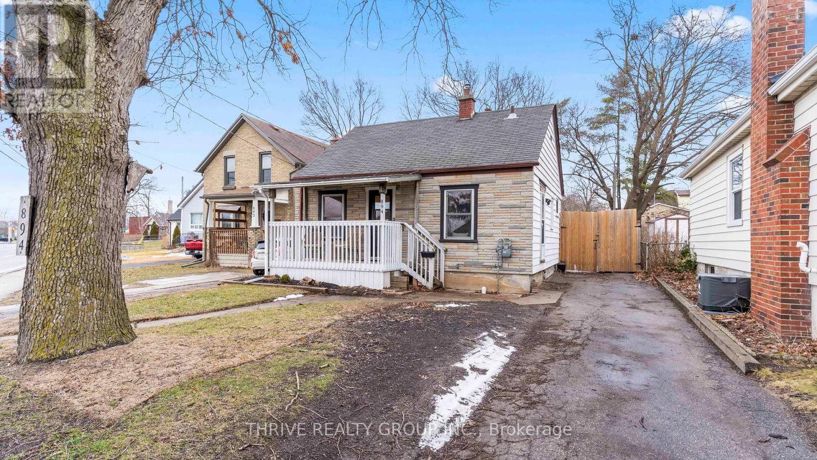 <div class="slider-price">$370,000</div><p>894 Hamilton Road, London East, Ontario</p>