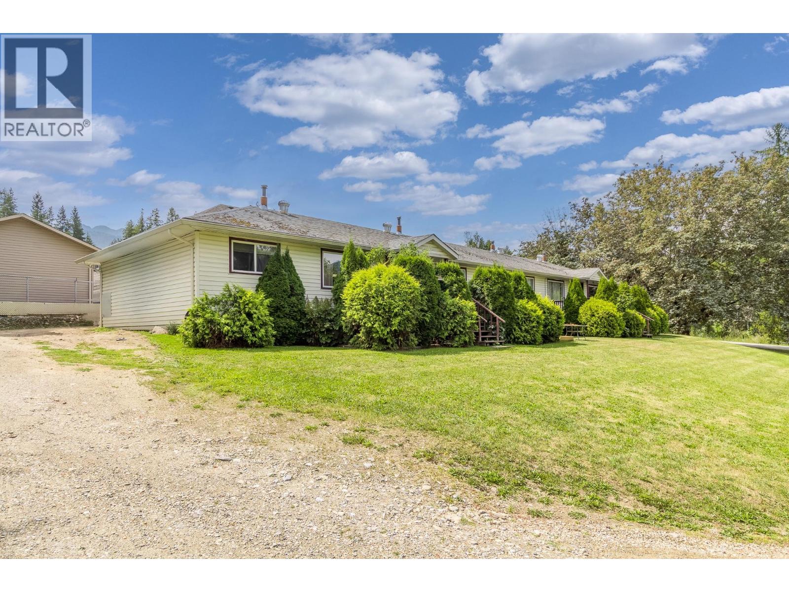 1120 Shuswap Street Se, Salmon Arm, British Columbia  V1E 1G2 - Photo 4 - 10359451