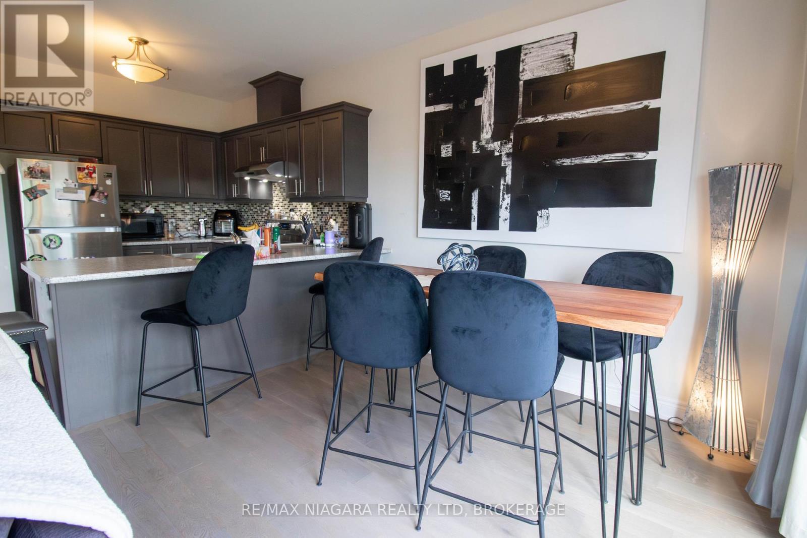 Main - 24 Manhattan Court, St. Catharines (Haig), Ontario  L2R 0B8 - Photo 11 - X12700518