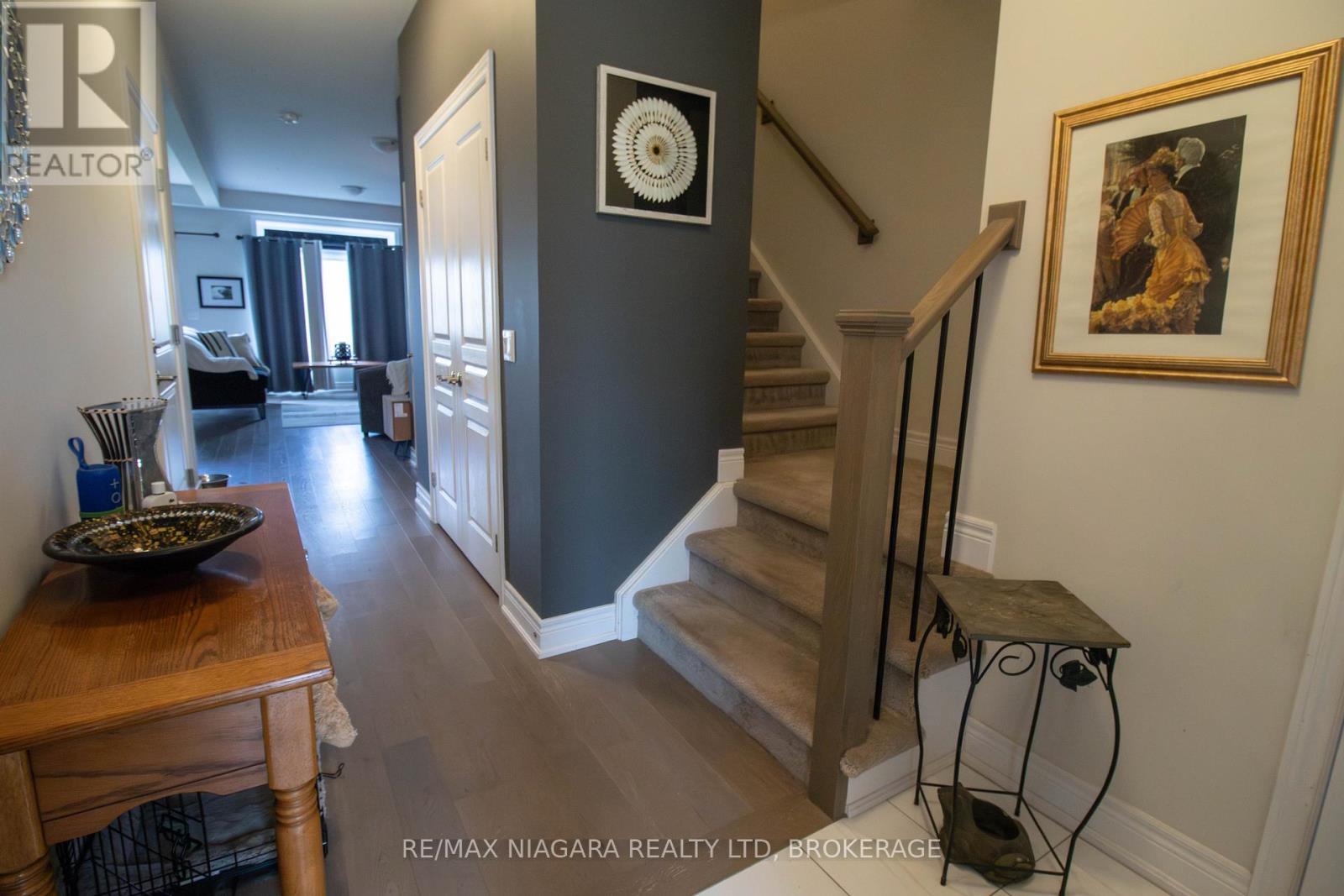 Main - 24 Manhattan Court, St. Catharines (Haig), Ontario  L2R 0B8 - Photo 2 - X12700518