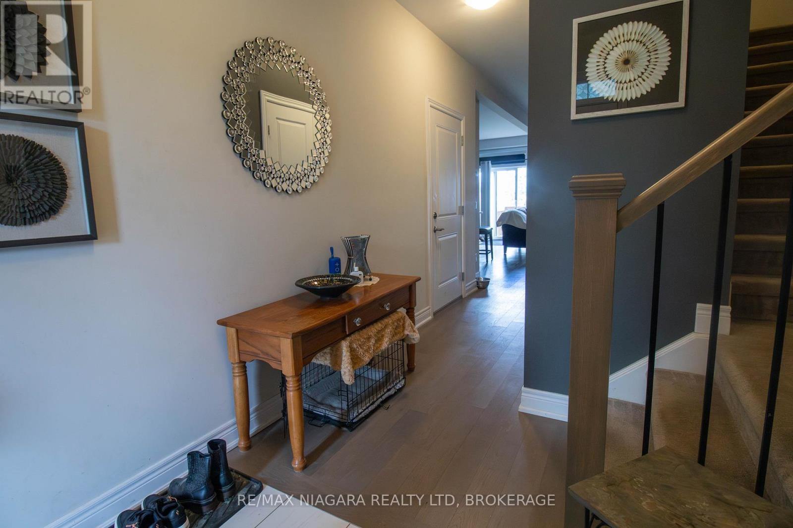 Main - 24 Manhattan Court, St. Catharines (Haig), Ontario  L2R 0B8 - Photo 3 - X12700518