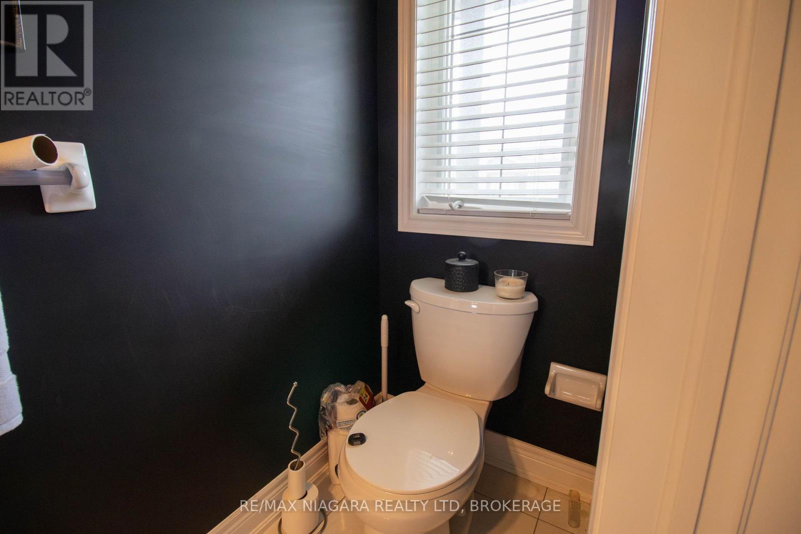 Main - 24 Manhattan Court, St. Catharines (Haig), Ontario  L2R 0B8 - Photo 4 - X12700518