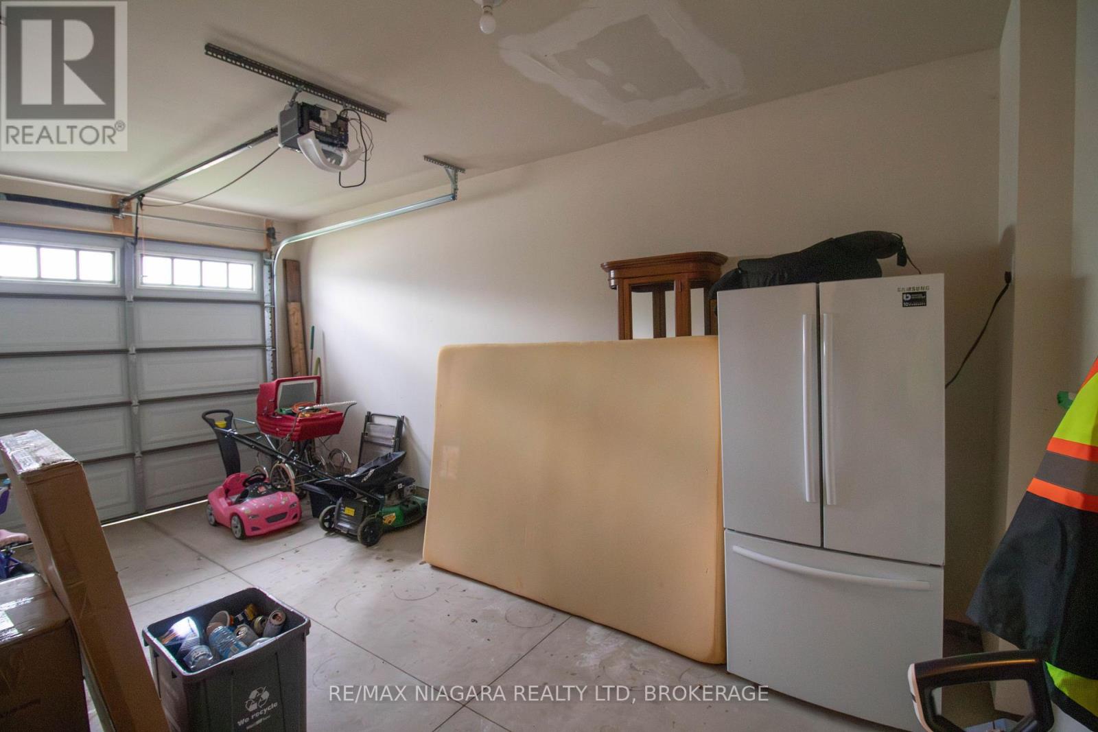 Main - 24 Manhattan Court, St. Catharines (Haig), Ontario  L2R 0B8 - Photo 6 - X12700518