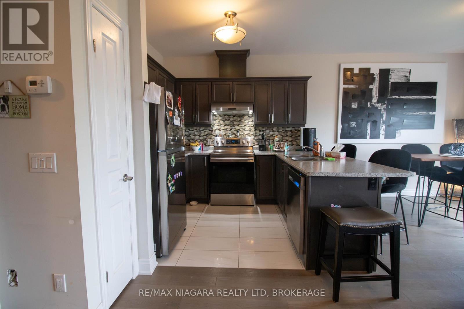 Main - 24 Manhattan Court, St. Catharines (Haig), Ontario  L2R 0B8 - Photo 8 - X12700518