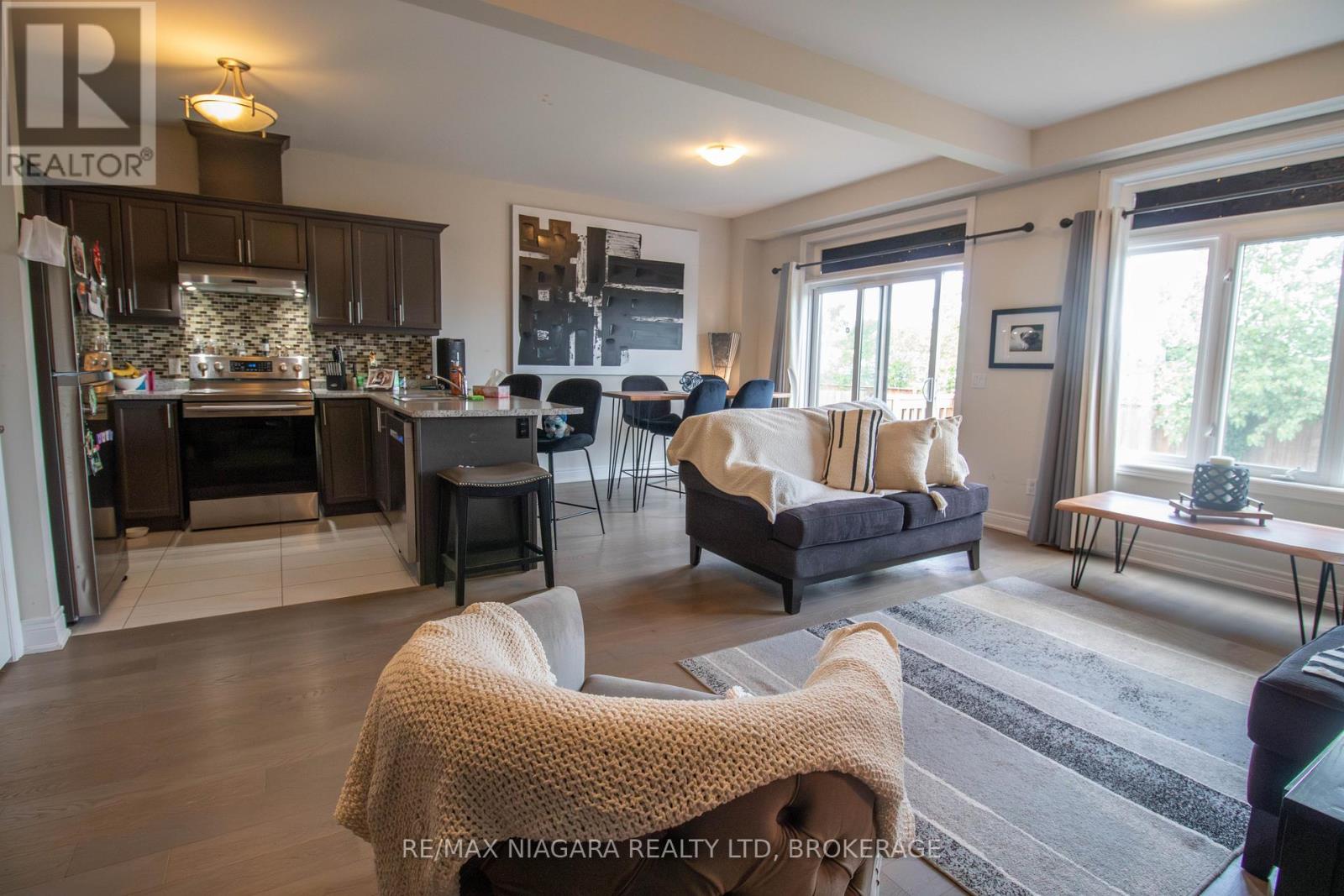 Main - 24 Manhattan Court, St. Catharines (Haig), Ontario  L2R 0B8 - Photo 9 - X12700518