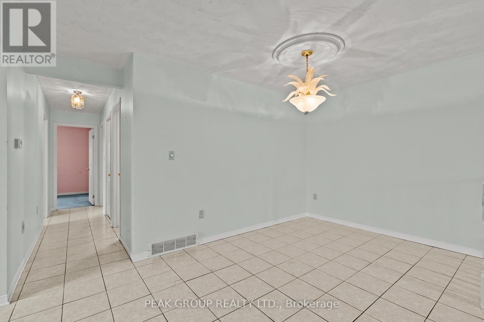 7953 Paddock Trail, Niagara Falls, Ontario  L2H 1W7 - Photo 12 - X12700522