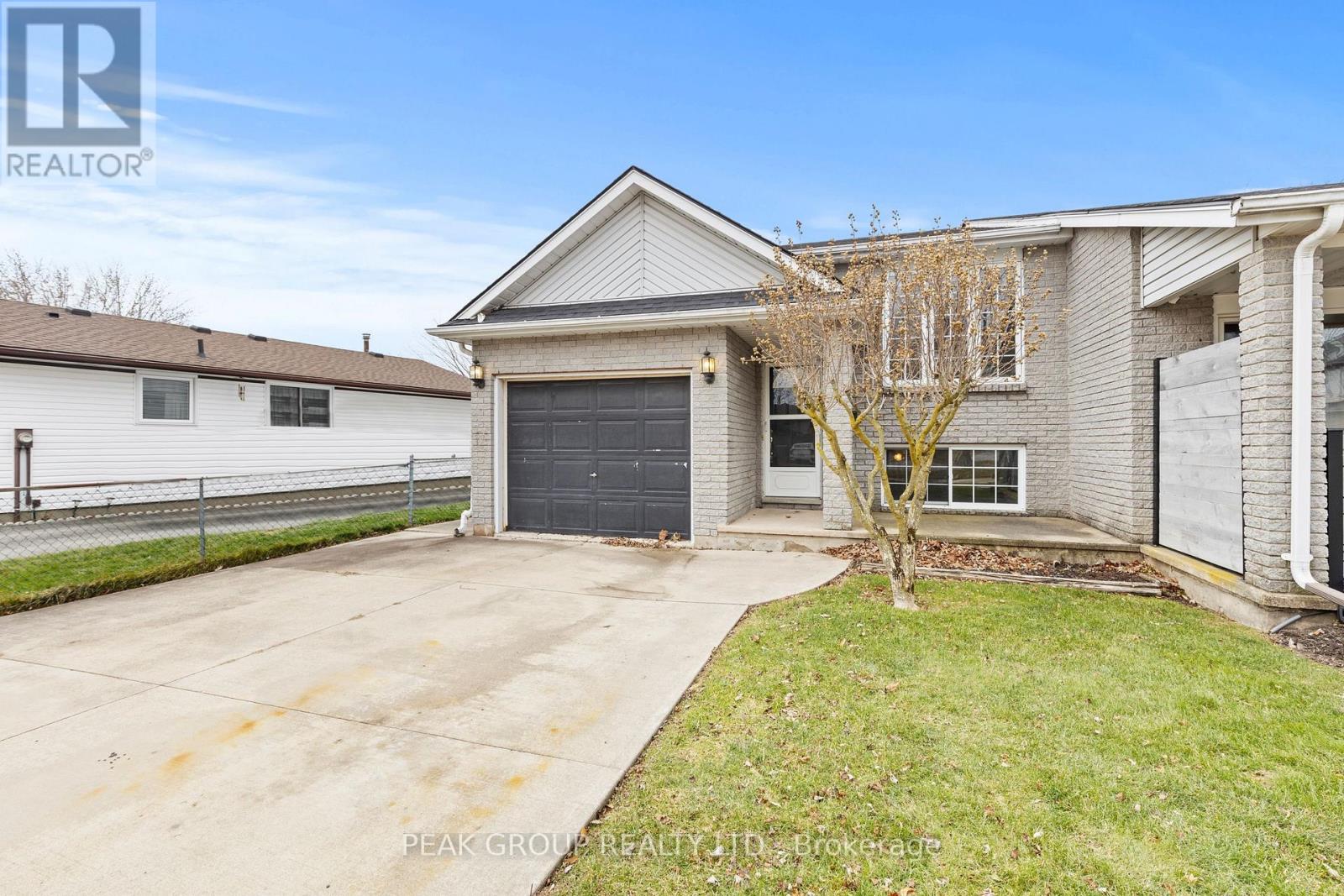 7953 Paddock Trail, Niagara Falls, Ontario  L2H 1W7 - Photo 3 - X12700522