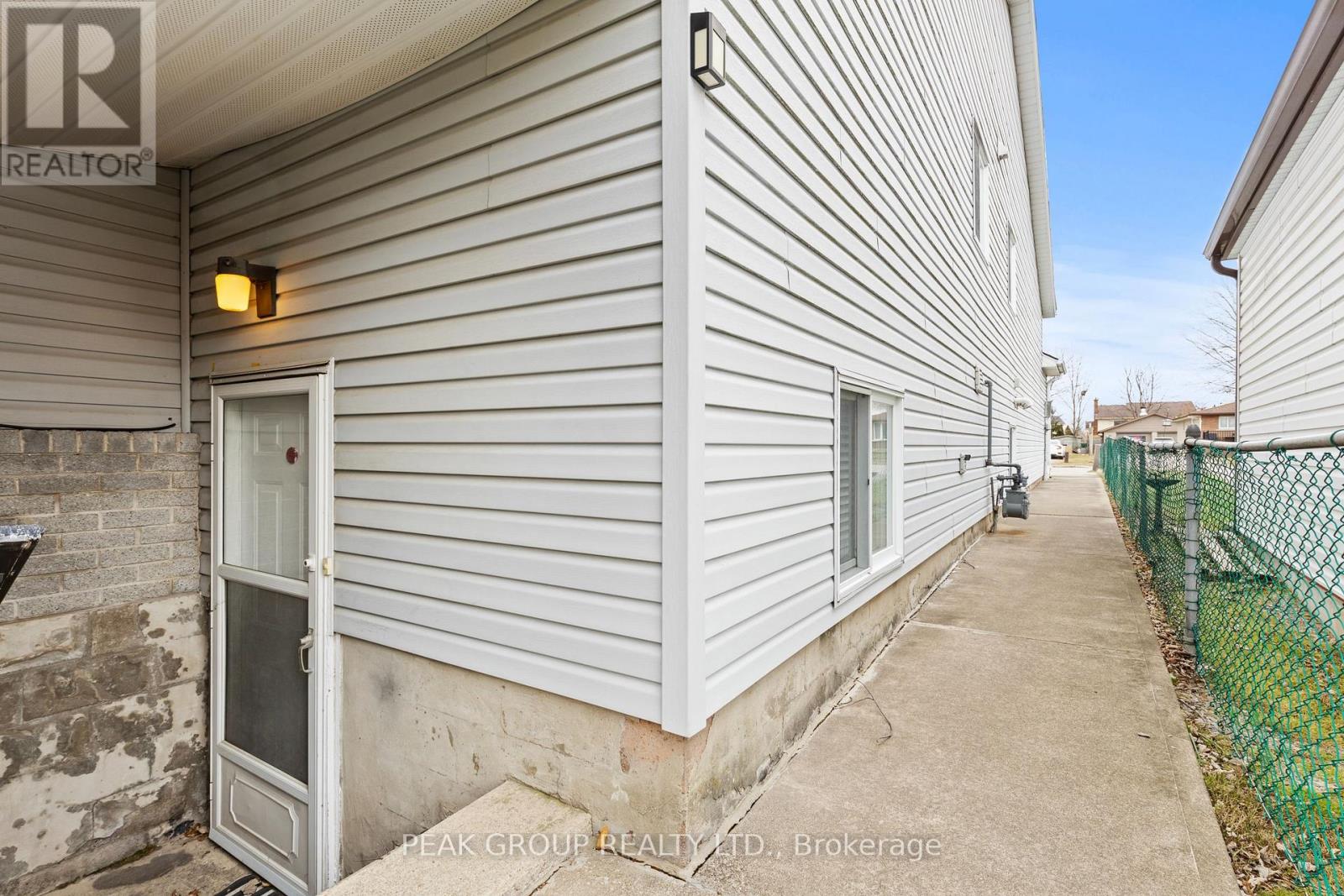 7953 Paddock Trail, Niagara Falls, Ontario  L2H 1W7 - Photo 37 - X12700522