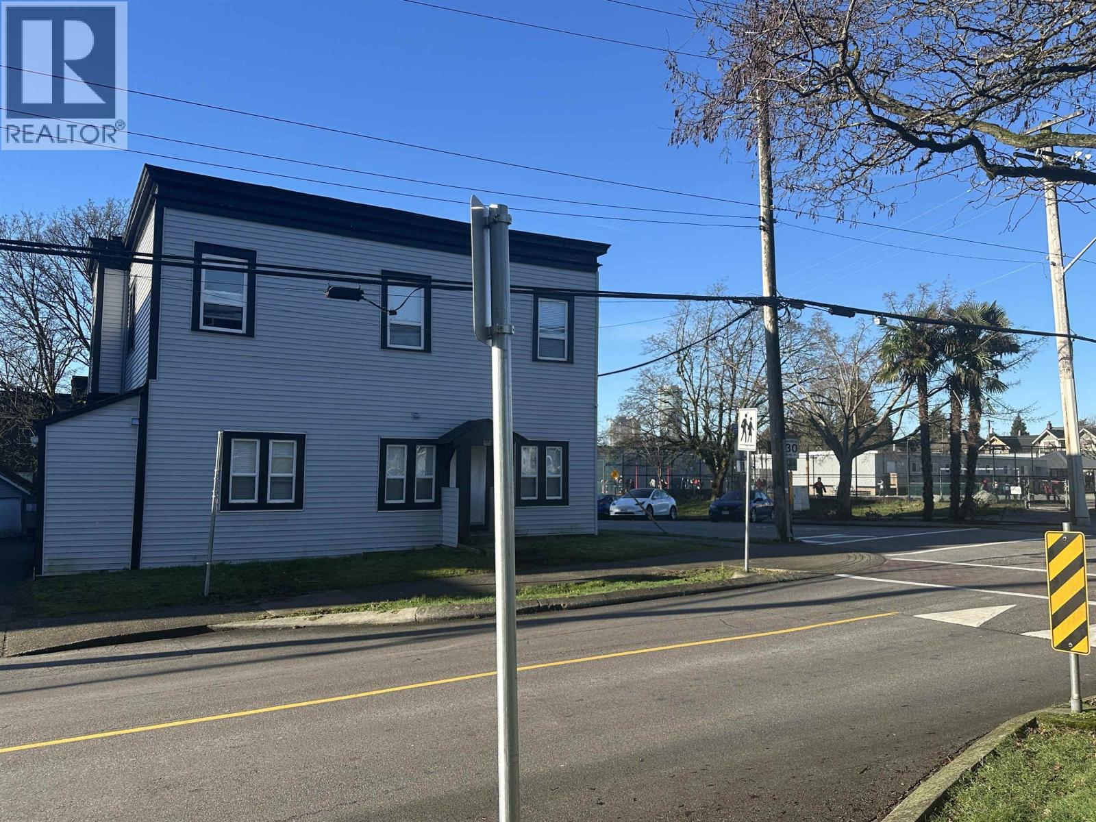 634 N Tenth Street, New Westminster, British Columbia  V3M 3Z8 - Photo 2 - R3078734