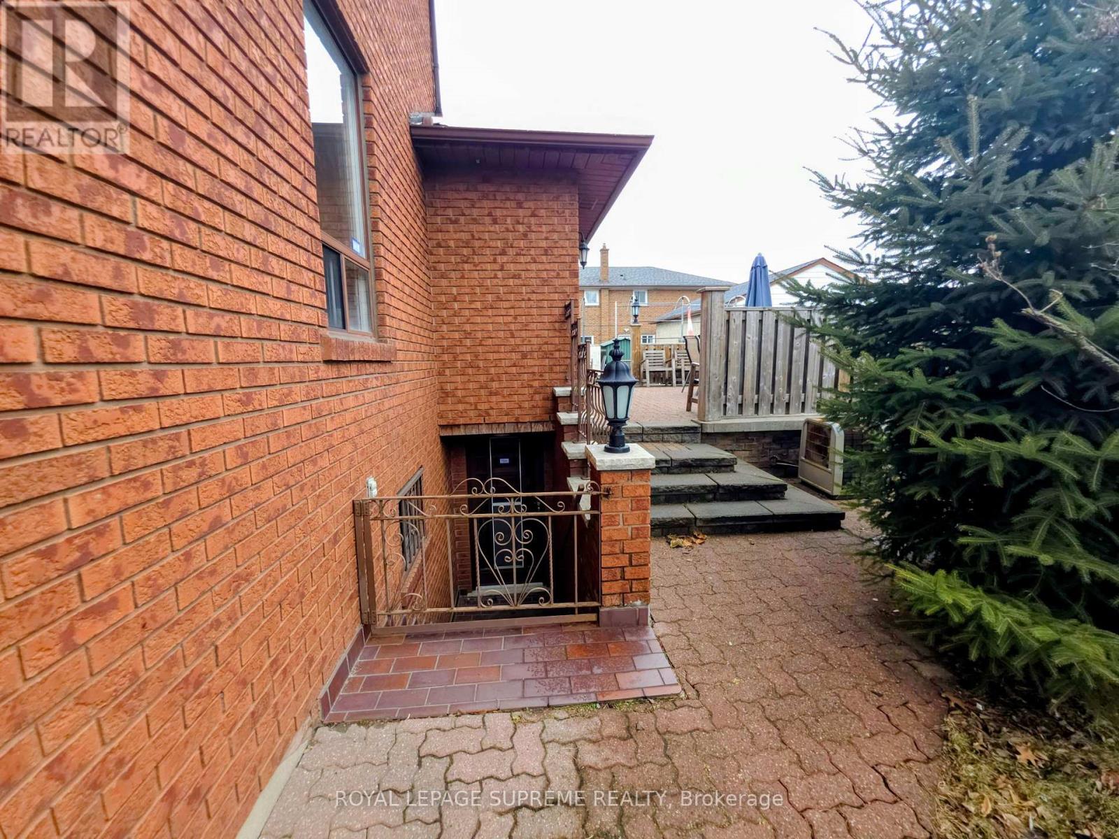 58 Harding Avenue, Toronto, Ontario  M6M 3A5 - Photo 30 - W12700532