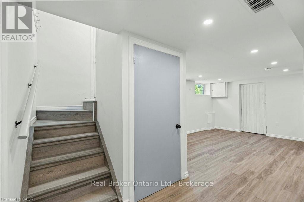 Lower Unit - 326 East 19th Street, Hamilton, Ontario  L9A 4S8 - Photo 3 - X12700718