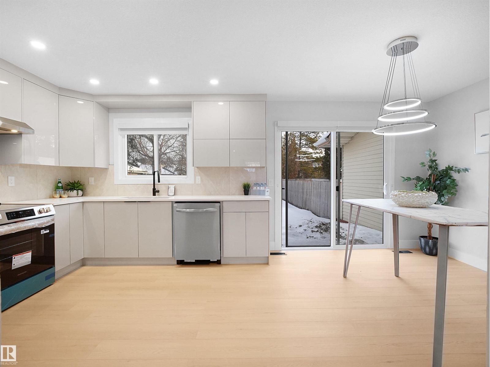 9409 173 St Nw, Edmonton, Alberta  T5T 3G4 - Photo 4 - E4470183