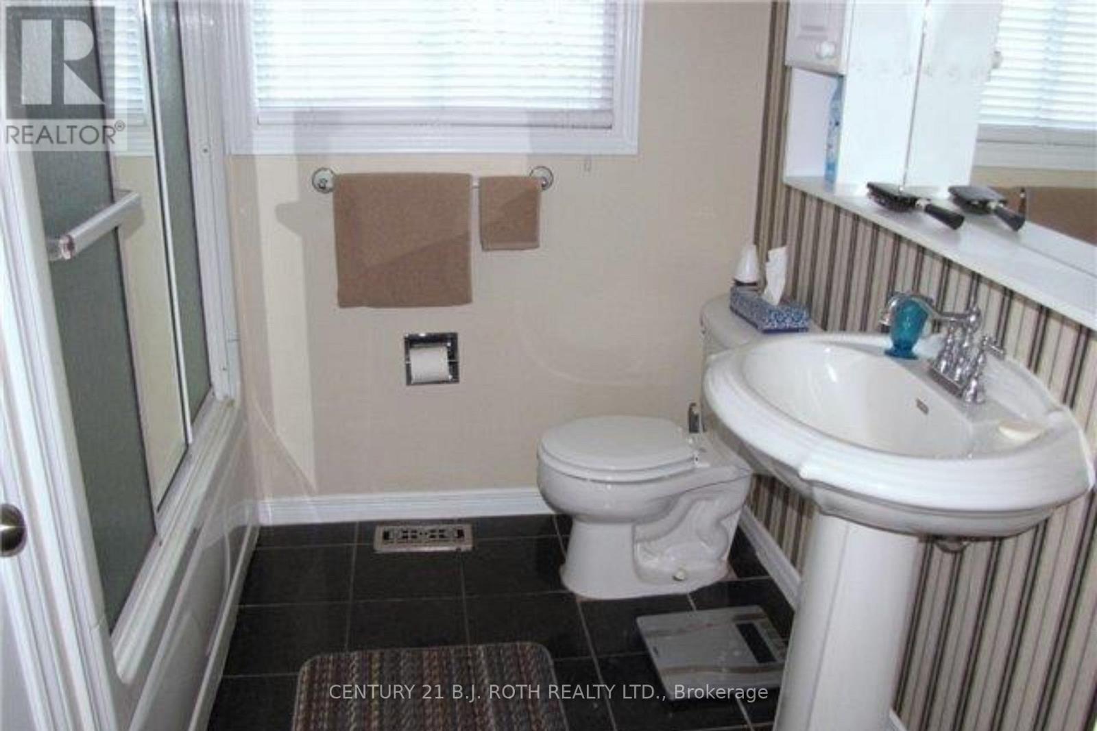 Main - 141 Gunn Street, Barrie (Wellington), Ontario  L4M 2H6 - Photo 10 - S12700716