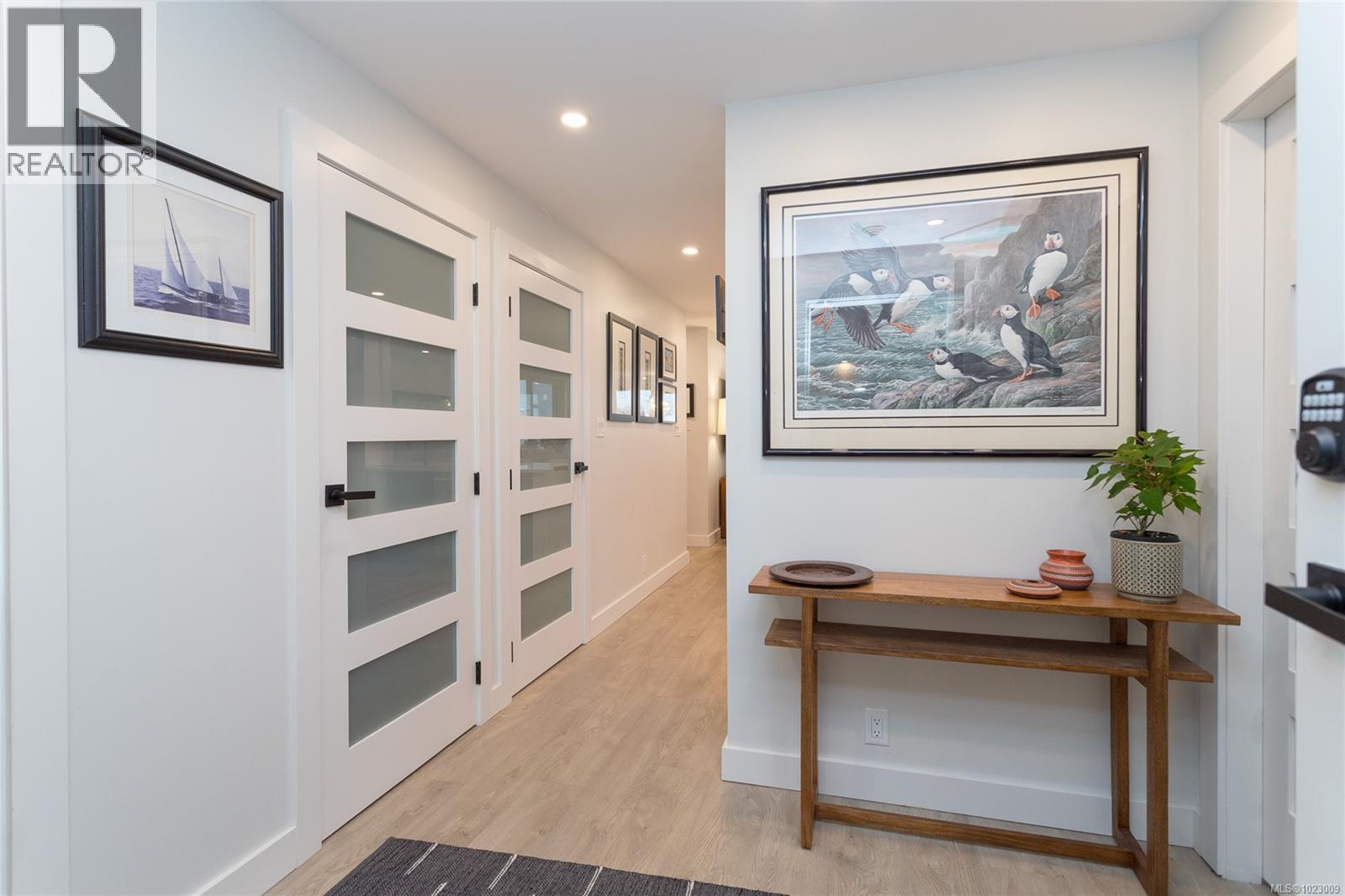 1a 9851 Second St, Sidney, British Columbia  V8L 3C7 - Photo 4 - 1023009