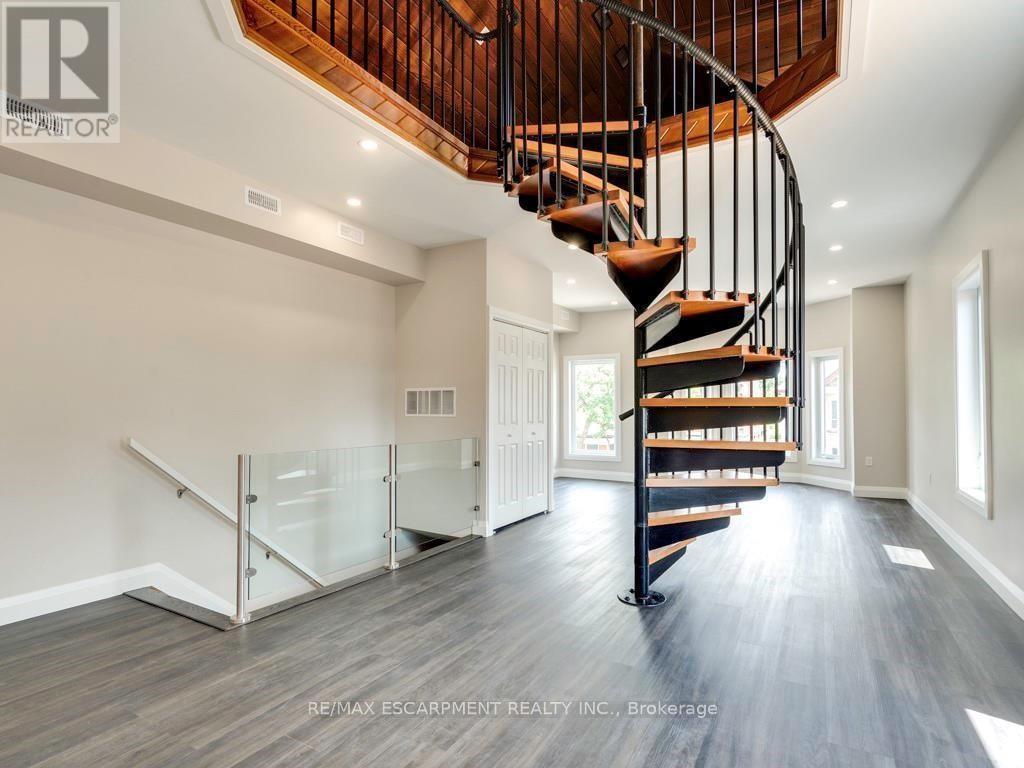 2 - 201 Victoria Avenue N, Hamilton, Ontario  L8L 5E9 - Photo 2 - X12700714