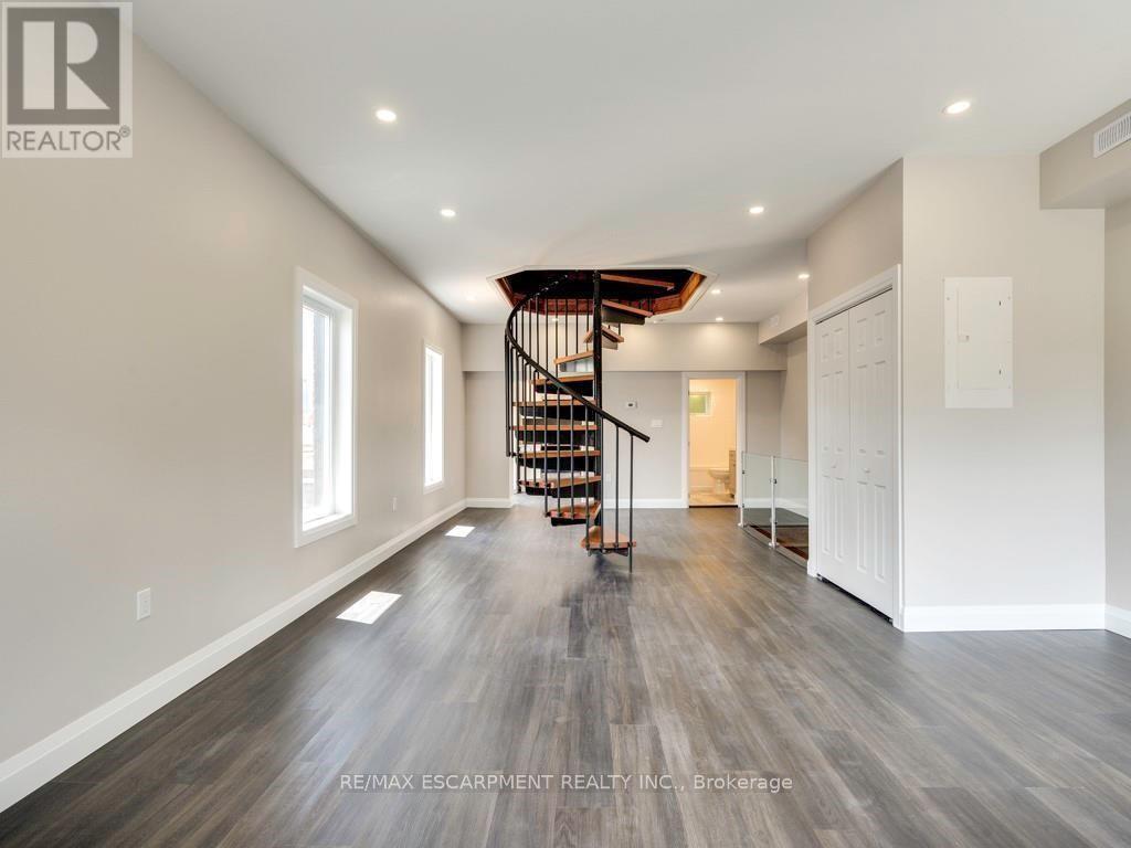 2 - 201 Victoria Avenue N, Hamilton, Ontario  L8L 5E9 - Photo 3 - X12700714