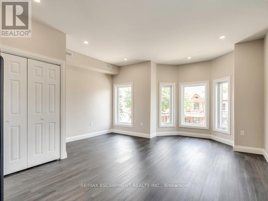 2 - 201 Victoria Avenue N, Hamilton, Ontario  L8L 5E9 - Photo 4 - X12700714