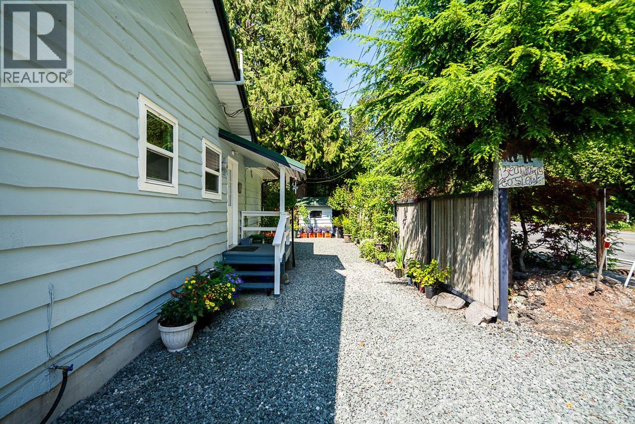 22592 132 Avenue, Maple Ridge, British Columbia  V4R 2R2 - Photo 2 - R3079893