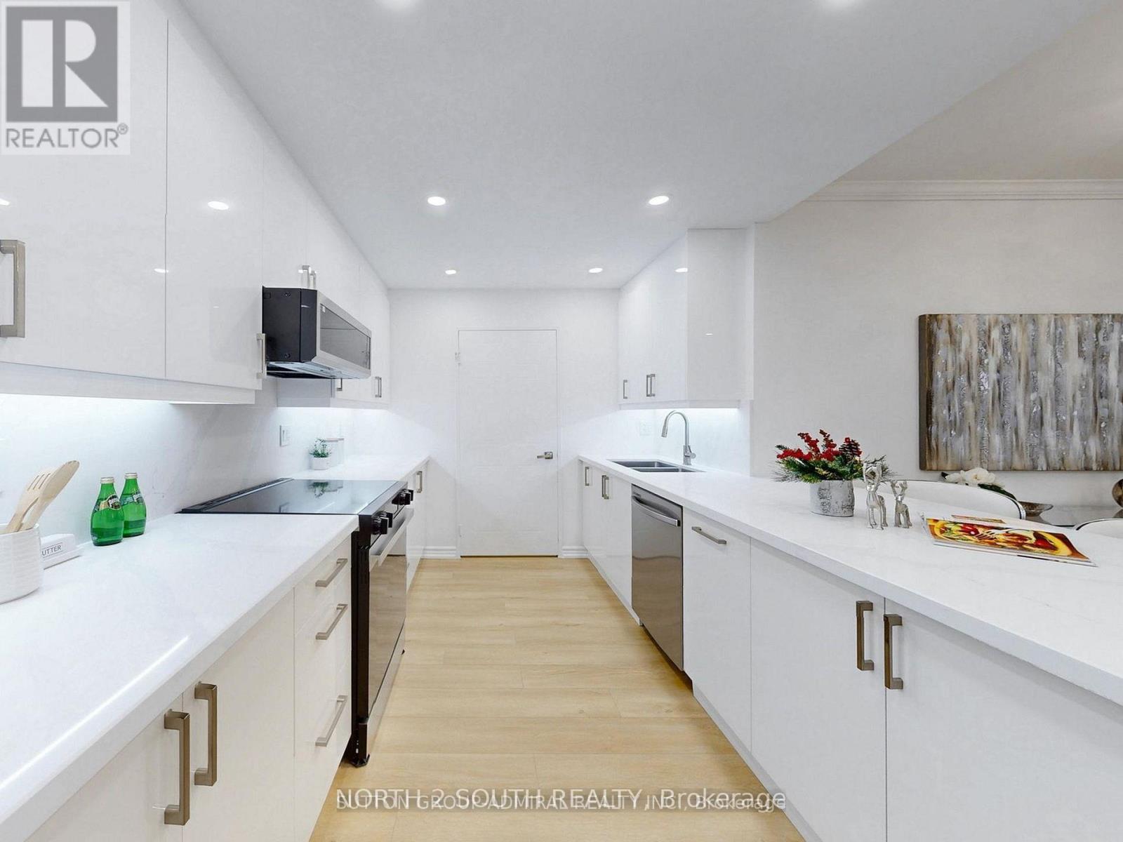 Ph27 - 32 Clarissa Drive, Richmond Hill, Ontario  L4C 9R7 - Photo 8 - N12700834