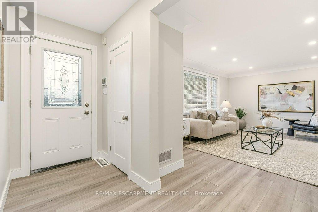 590 Cumberland Avenue, Burlington, Ontario  L7N 2X2 - Photo 3 - W12700820