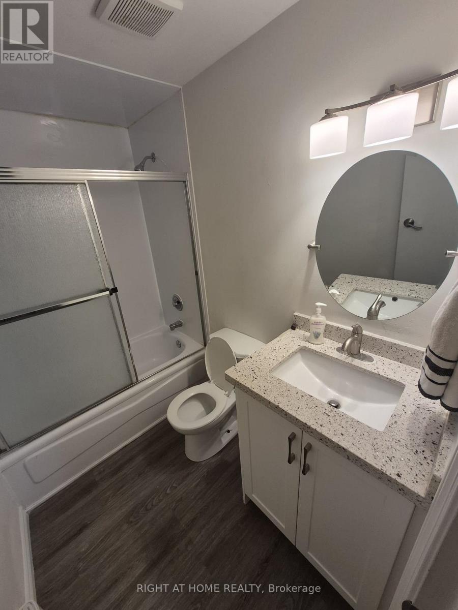 12 Hoskins Square, Brampton, Ontario  L6S 2N6 - Photo 5 - W12700862