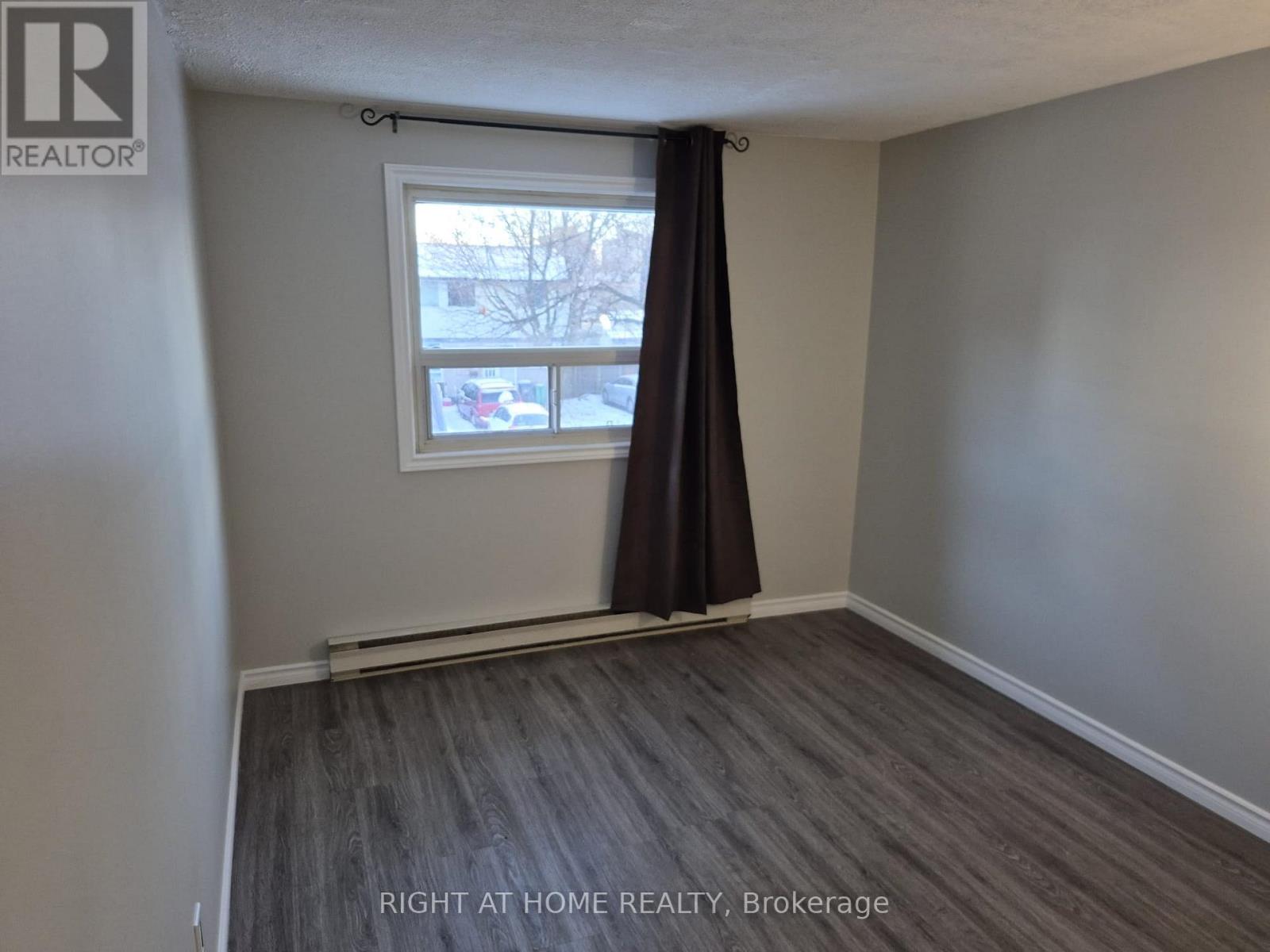 12 Hoskins Square, Brampton, Ontario  L6S 2N6 - Photo 6 - W12700862