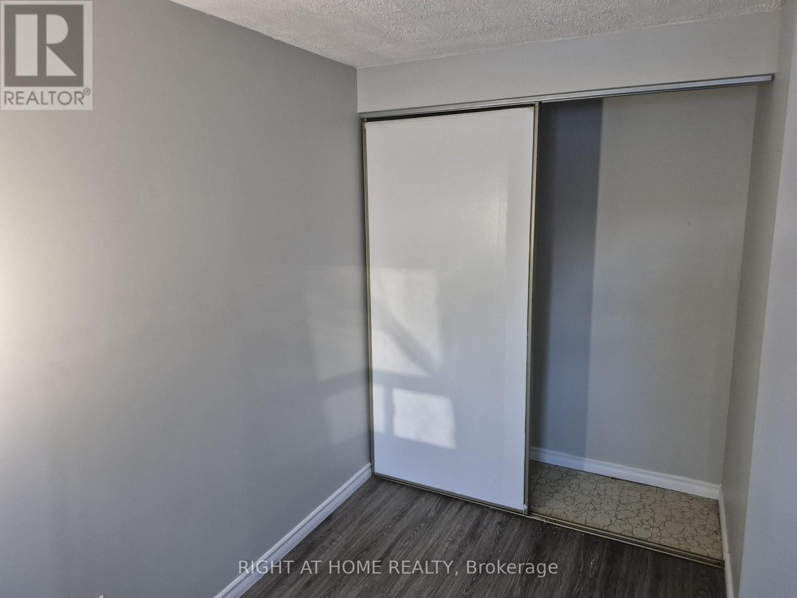 12 Hoskins Square, Brampton, Ontario  L6S 2N6 - Photo 7 - W12700862