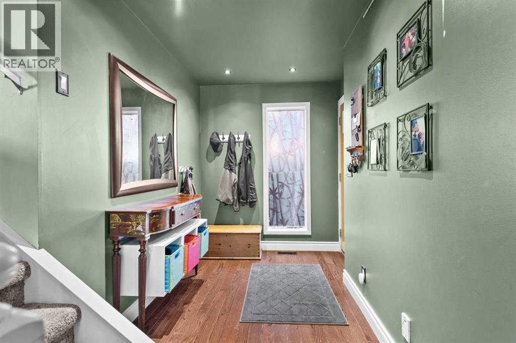 107 Woodford Crescent Sw, Calgary, Alberta  T2W 4C6 - Photo 5 - A2278674