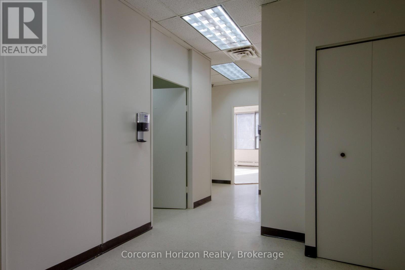 301a - 200 James Street S, Hamilton, Ontario  L8P 1Y6 - Photo 2 - X12701068