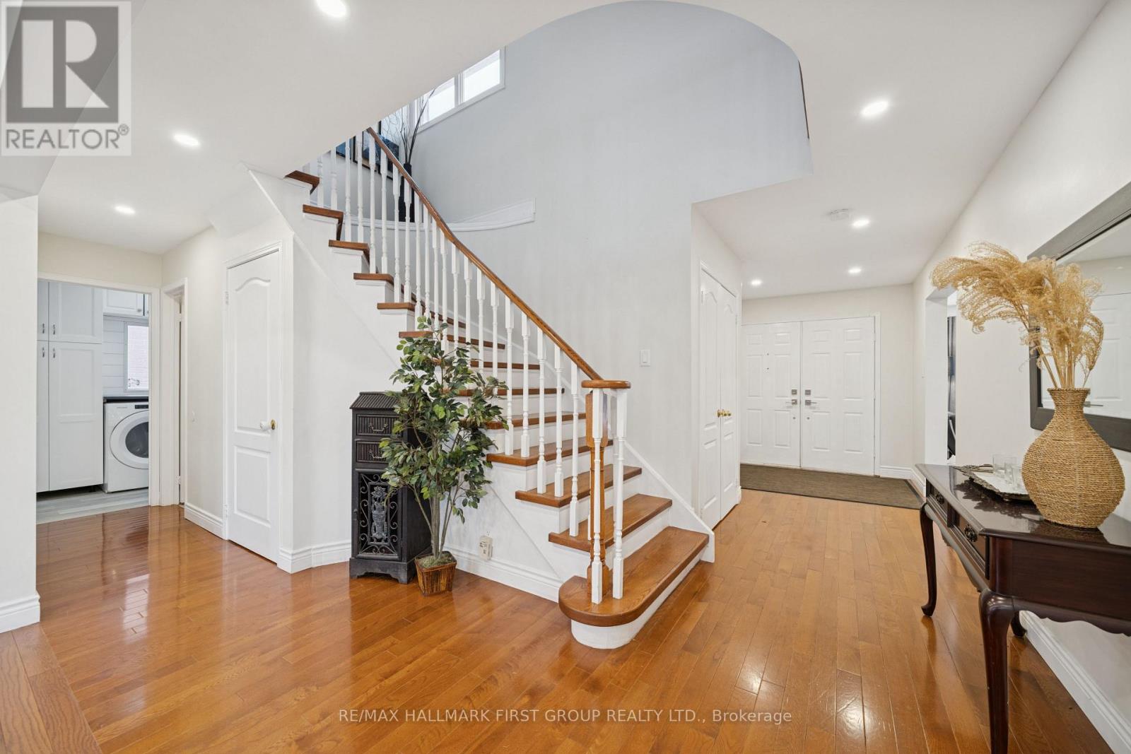 724 Barnes Crescent, Oshawa, Ontario  L1J 8K1 - Photo 2 - E12701026