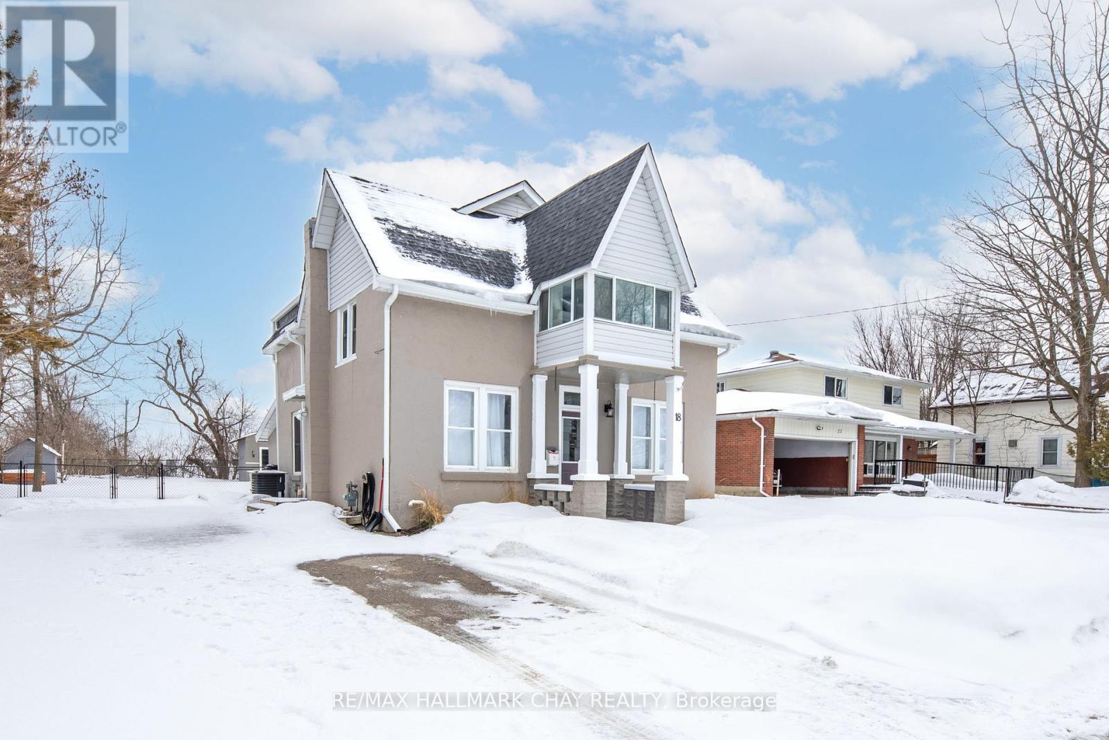 18 Eugenia Street, Barrie, Ontario  L4M 1P5 - Photo 2 - S12700964