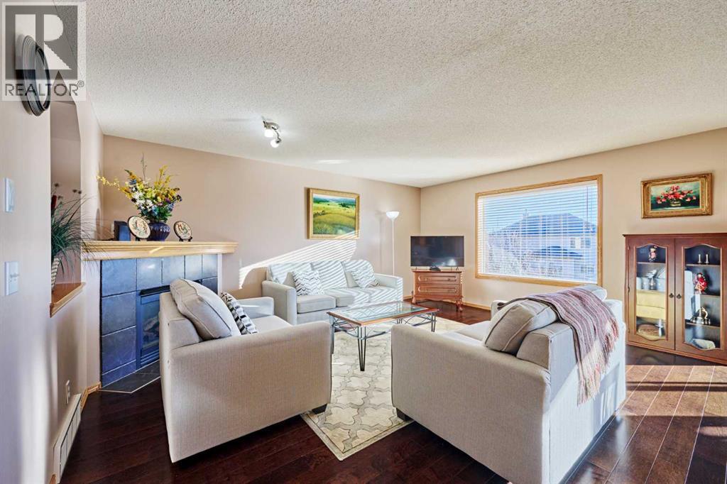 60 Edgeridge Close Nw, Calgary, Alberta  T3A 6K4 - Photo 5 - A2279380