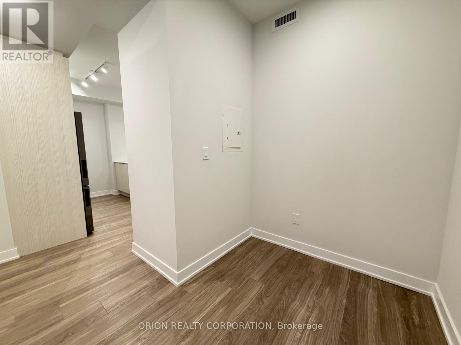 2210 - 430 Square One Drive, Mississauga, Ontario  L5B 0L6 - Photo 3 - W12700930