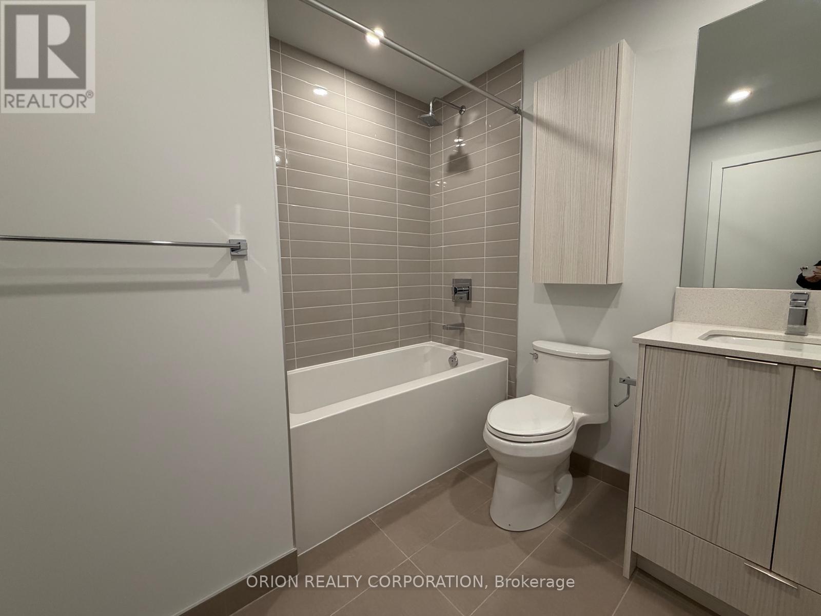 2210 - 430 Square One Drive, Mississauga, Ontario  L5B 0L6 - Photo 7 - W12700930